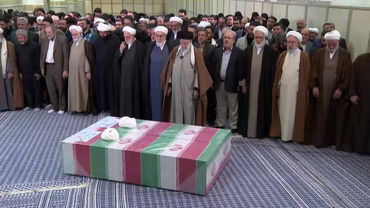 ماجرای جلیقه ضدگلوله رهبر انقلاب در یک مراسم + عکس ماجرای جلیقه ضدگلوله رهبر انقلاب در یک مراسم + عکس