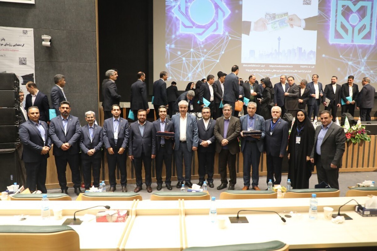 تجلیل از رؤسای برتر شعب مؤسسه اعتباری ملل در پانزدهمین گردهمایی رؤسای موفق نظام بانکی تجلیل از رؤسای برتر شعب مؤسسه اعتباری ملل در پانزدهمین گردهمایی رؤسای موفق نظام بانکی