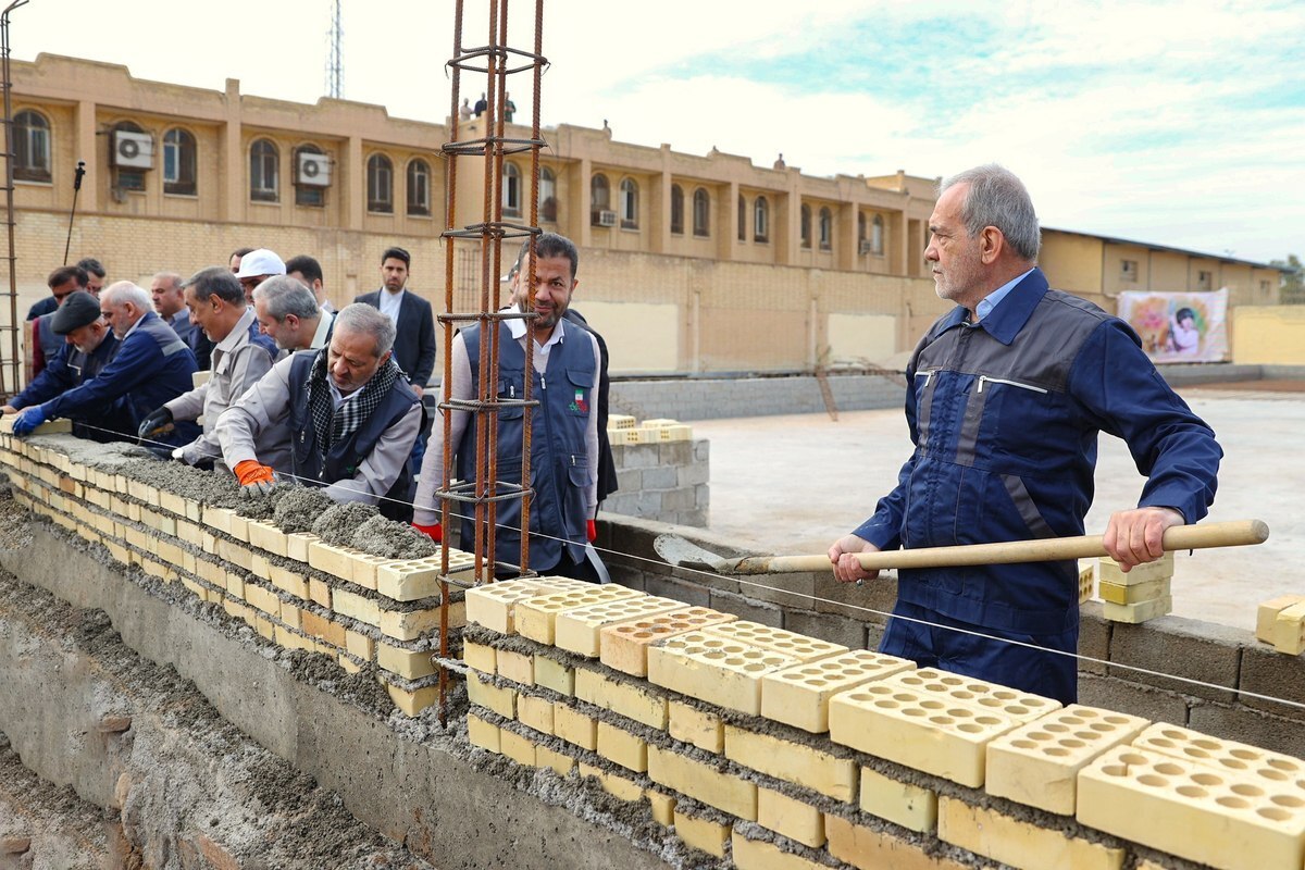 توضیح مهاجرانی درباره بیل به دست شدن پزشکیان توضیح مهاجرانی درباره بیل به دست شدن پزشکیان