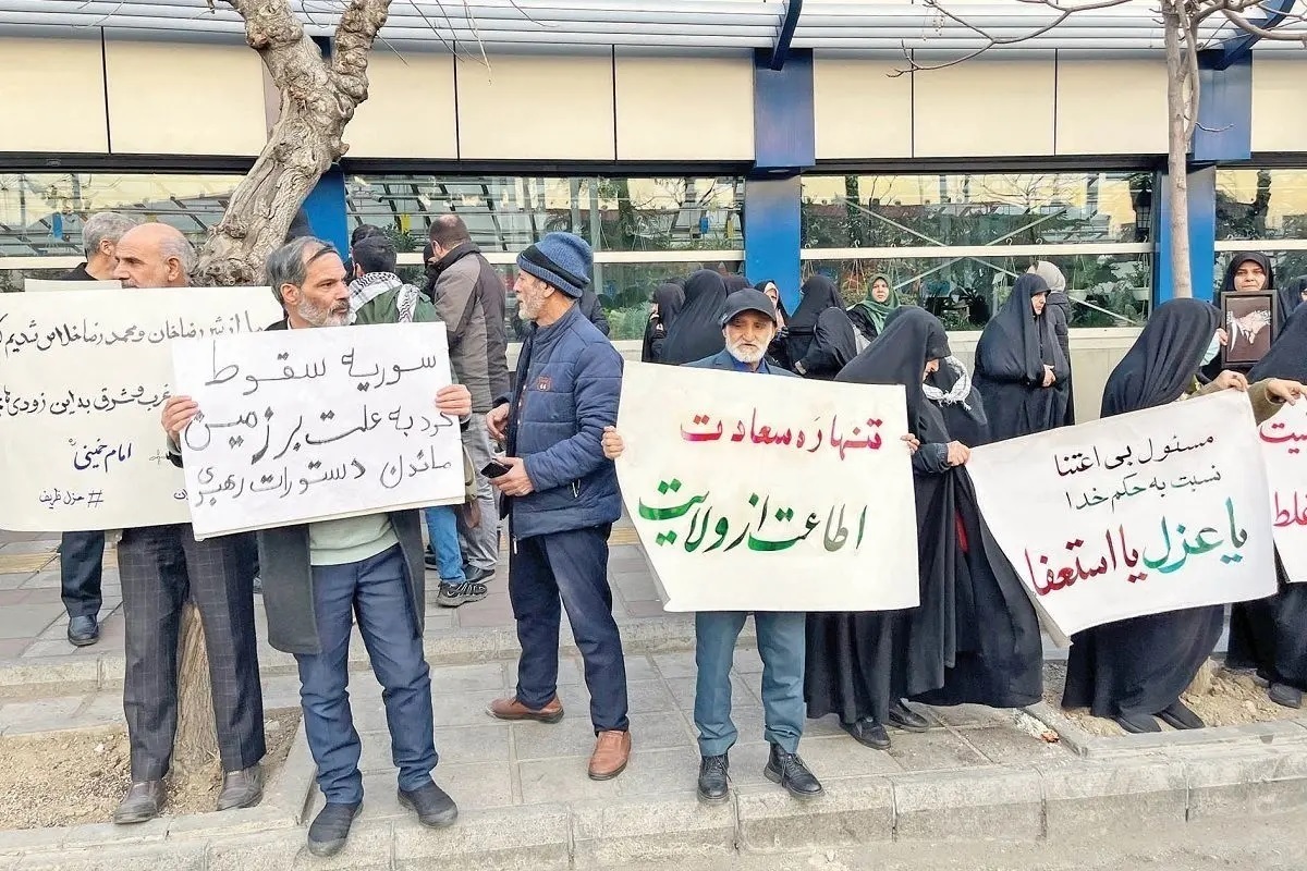 جزئیات ماجرای تجمع کفنپوشان علیه ظریف/ پزشکیان برود بیل دست بگیرد، ظریف محاکمه شود جزئیات ماجرای تجمع کفنپوشان علیه ظریف/ پزشکیان برود بیل دست بگیرد، ظریف محاکمه شود