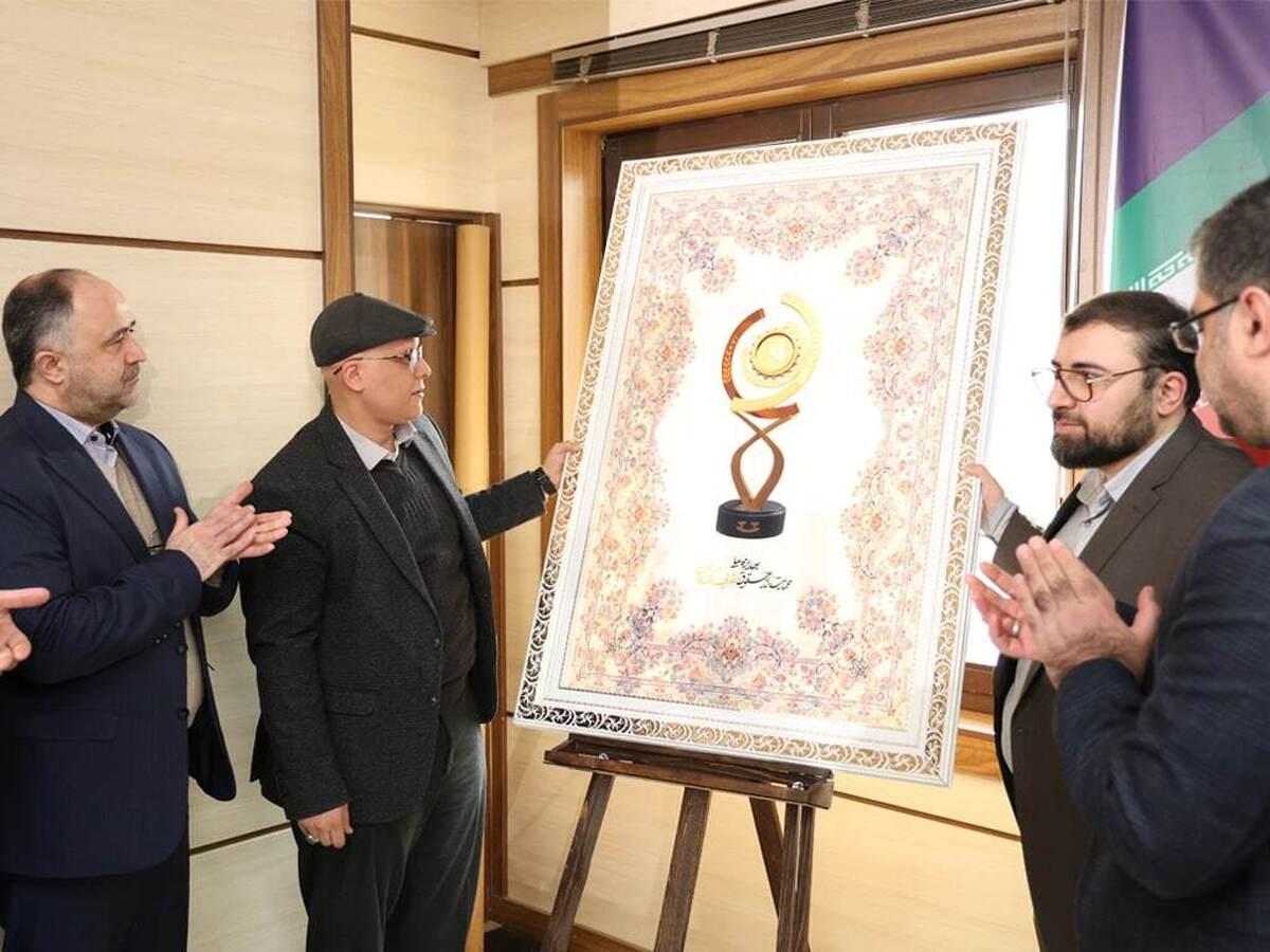 رونمایی از «تندیس ملی حمایت از حقوق مصرف کنندگان» رونمایی از «تندیس ملی حمایت از حقوق مصرف کنندگان»