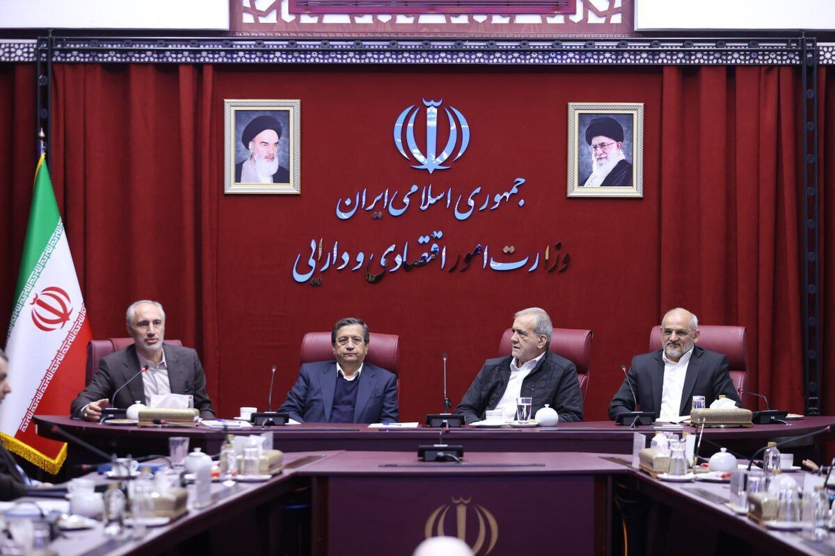 واکنش پزشکیان به انتقادها از همتی: اگر کسی مقصر باشد ما هستیم؛ خب بیایند ما را بگیرند واکنش پزشکیان به انتقادها از همتی: اگر کسی مقصر باشد ما هستیم؛ خب بیایند ما را بگیرند