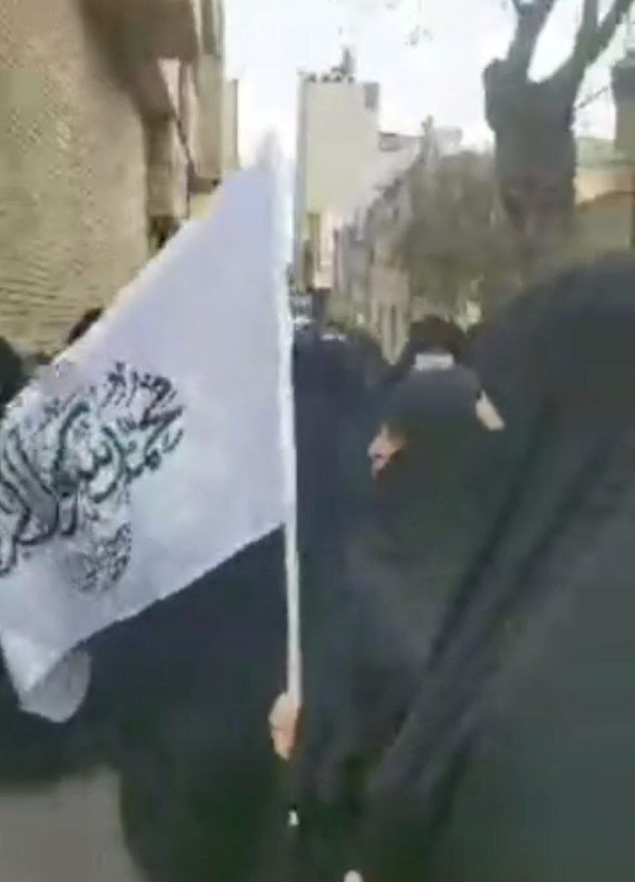 تجمع حامیان حجاب در قم با پرچم طالبان! + عکس