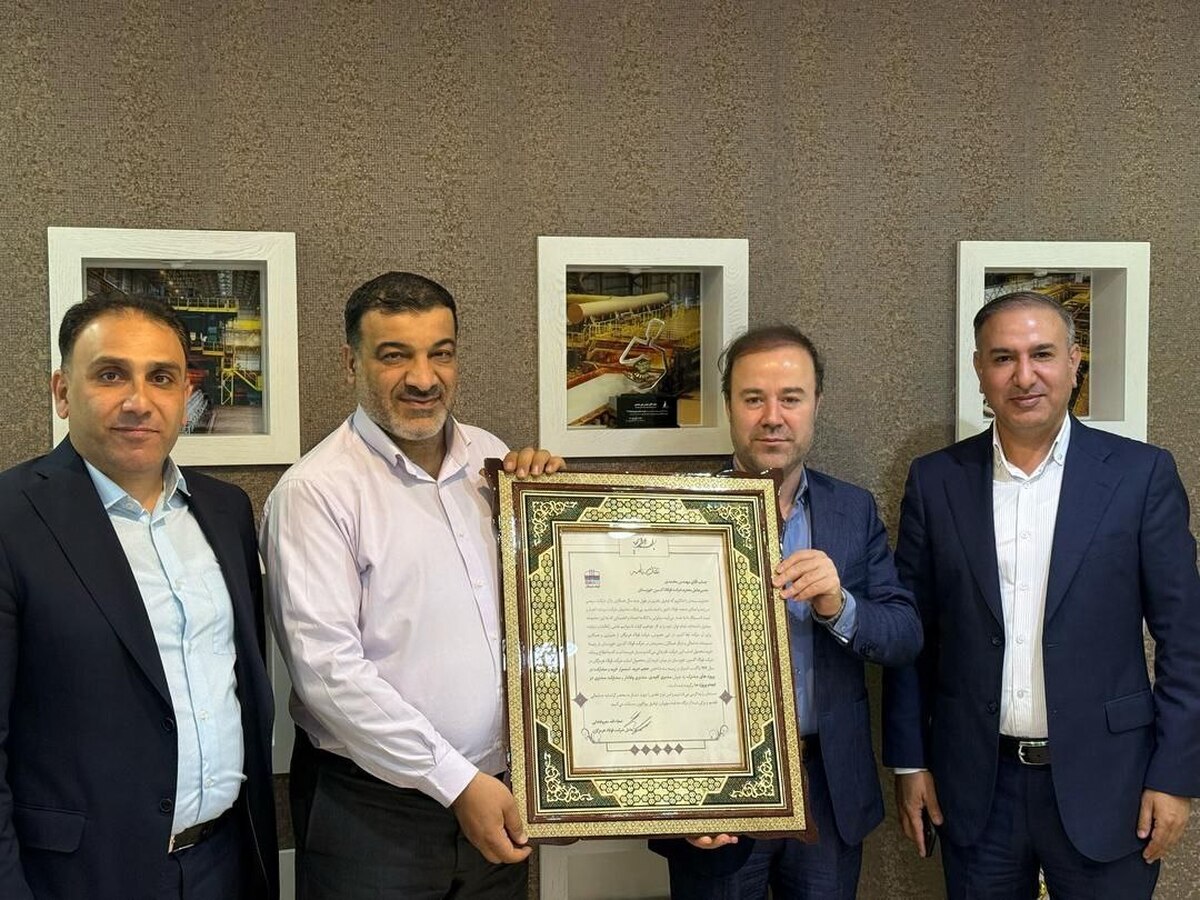 در راستای گسترش تعاملات فیمابین صورت گرفت؛ تقدیر مدیرعامل فولاد هرمزگان از فولاد اکسین به عنوان مشتری برتر و وفادار در راستای گسترش تعاملات فیمابین صورت گرفت؛ تقدیر مدیرعامل فولاد هرمزگان از فولاد اکسین به عنوان مشتری برتر و وفادار
