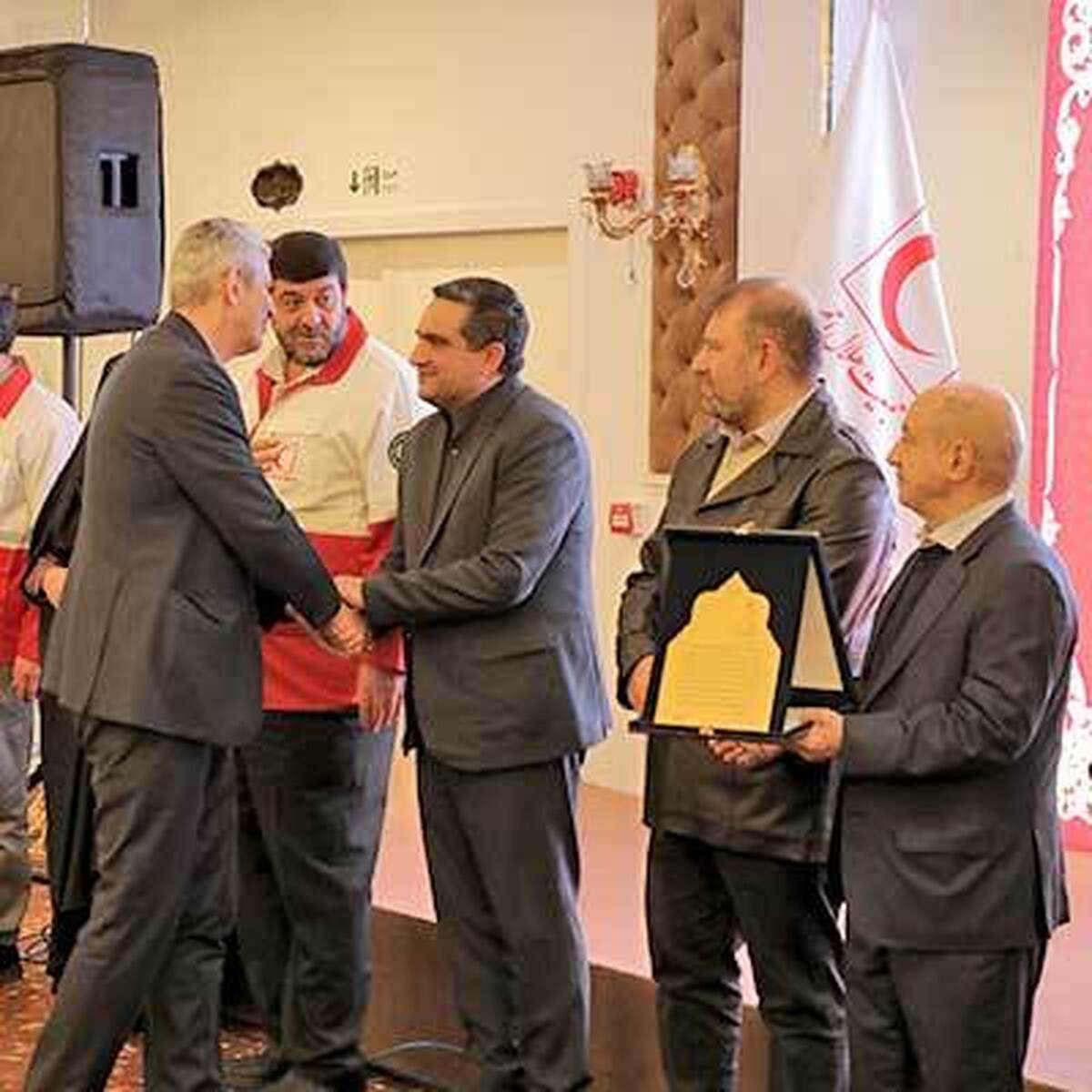 تقدیر جمعیت هلال احمر از بانک اقتصادنوین به پاس حمایت های بشردوستانه تقدیر جمعیت هلال احمر از بانک اقتصادنوین به پاس حمایت های بشردوستانه