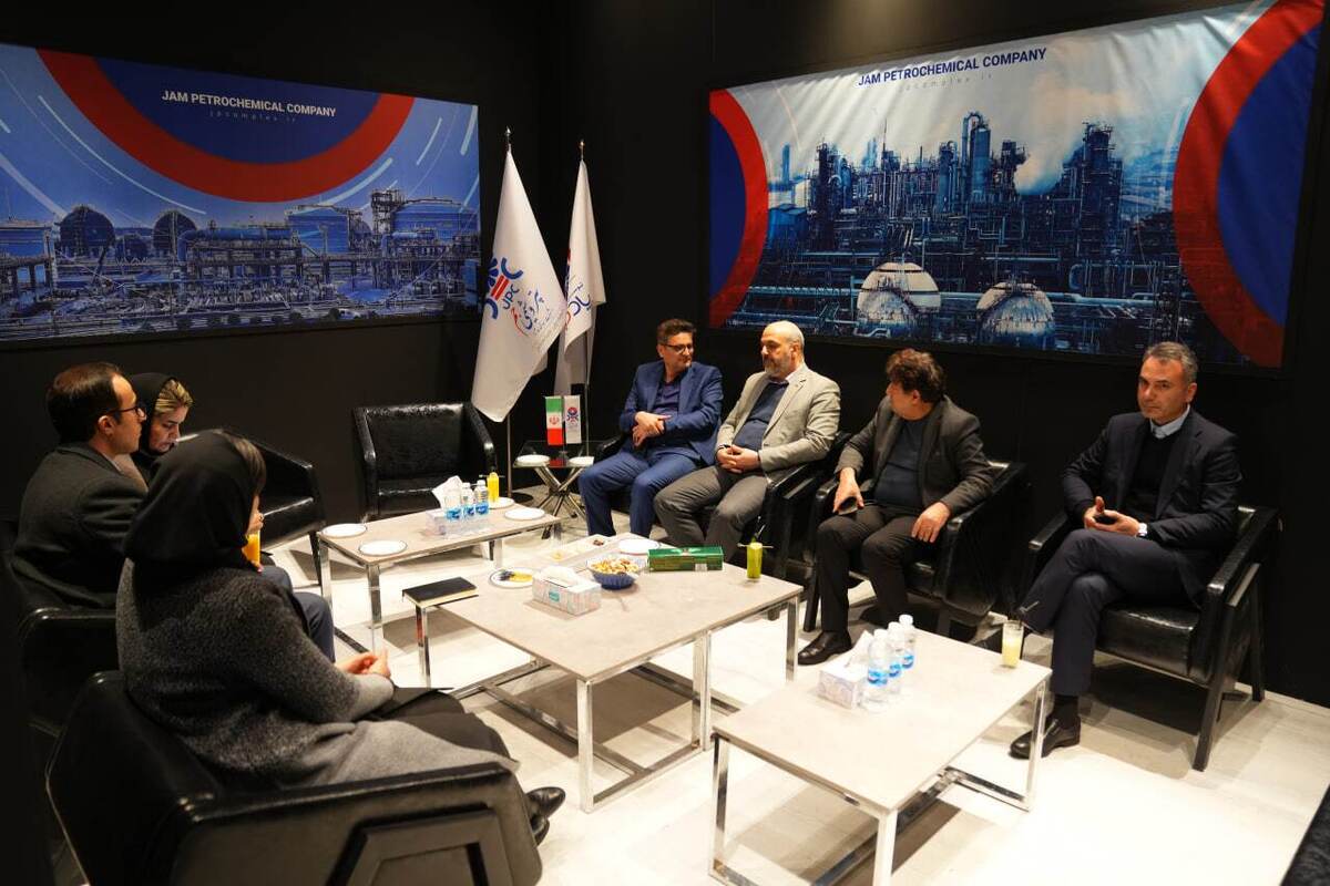 حضور رئیس فراکسیون کار آفرینی، اشتغال و رفع موانع تولید مجلس در غرفه پتروشیمی جم