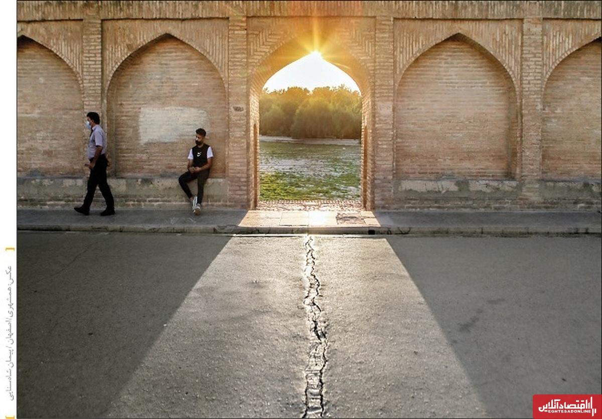 تنش آبی اصفهان مسئله قومیتی نیست/تامین آب ۳ میلیون نفر در محدوده فرونشستی نصف جهان تنش آبی اصفهان مسئله قومیتی نیست/تامین آب ۳ میلیون نفر در محدوده فرونشستی نصف جهان