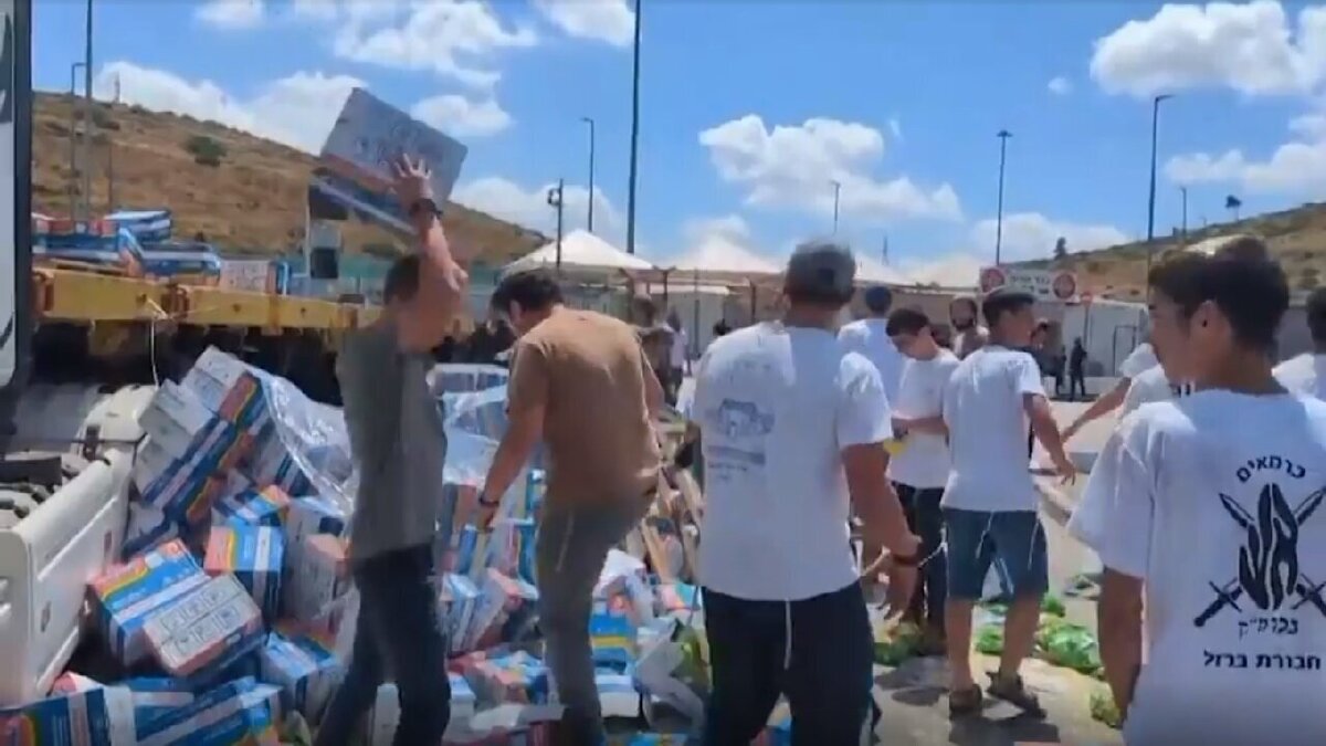 به کاروان کمکهای ایران در لبنان حمله شد + فیلم به کاروان کمکهای ایران در لبنان حمله شد + فیلم