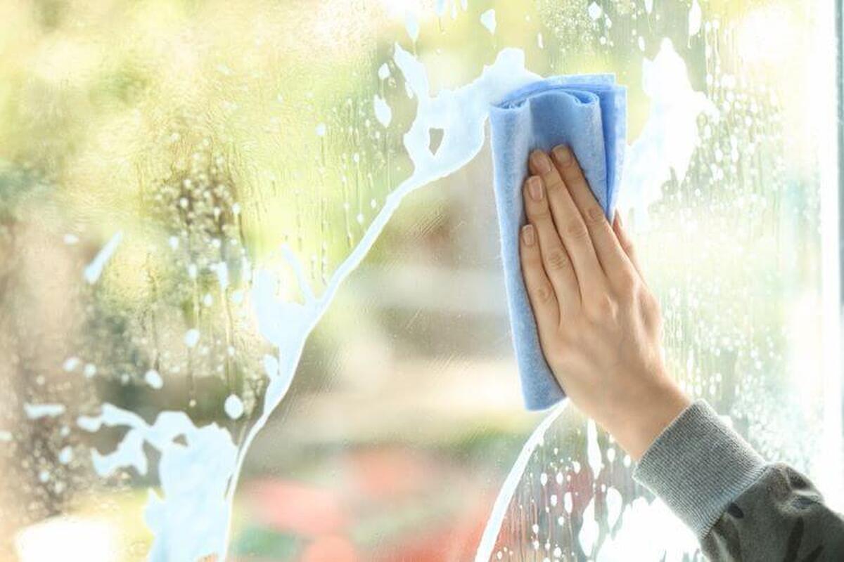 بهترین روش تمیز کردن شیشه و آینه بهترین روش تمیز کردن شیشه و آینه
