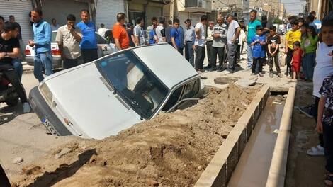 فرونشست وحشتناک زمین؛ پراید در زمین فرو رفت! فرونشست وحشتناک زمین؛ پراید در زمین فرو رفت!