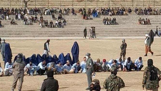 طالبان هشت زن را در ملا عام شلاق زد! طالبان هشت زن را در ملا عام شلاق زد!