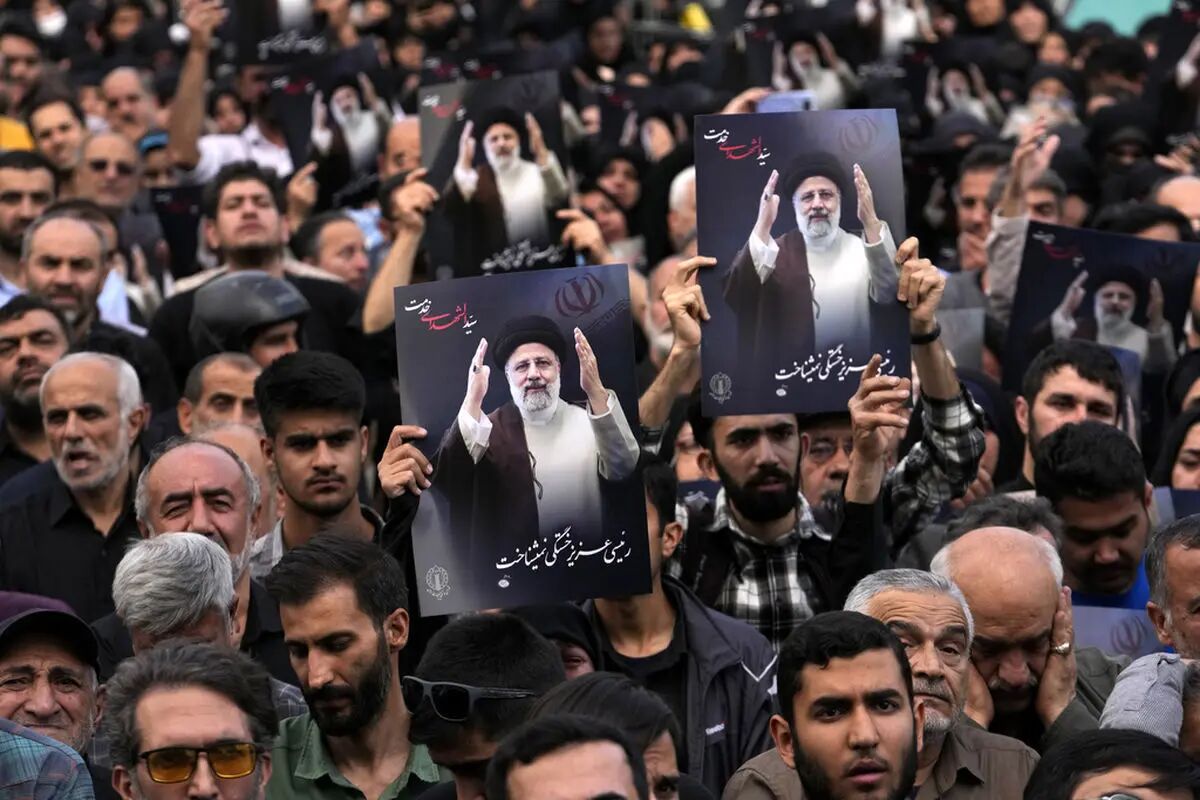 حضور مسئولان در مراسم تشییع شهید رئیسی و همراهانش + فیلم