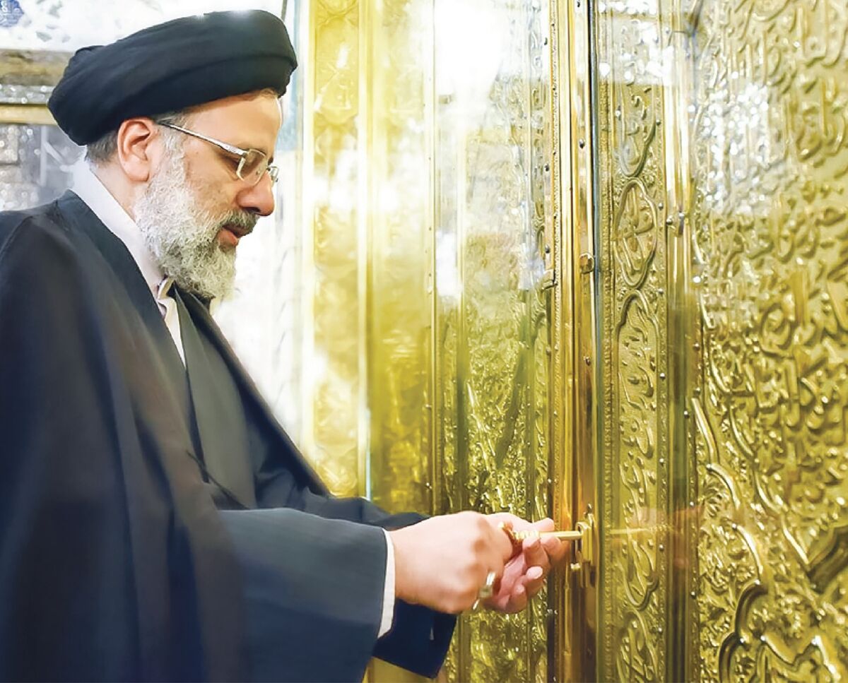 روضه خوانی حاج منصور در هواپیمای اختصاصی حامل پیکر رئیس‌جمهور + عکس