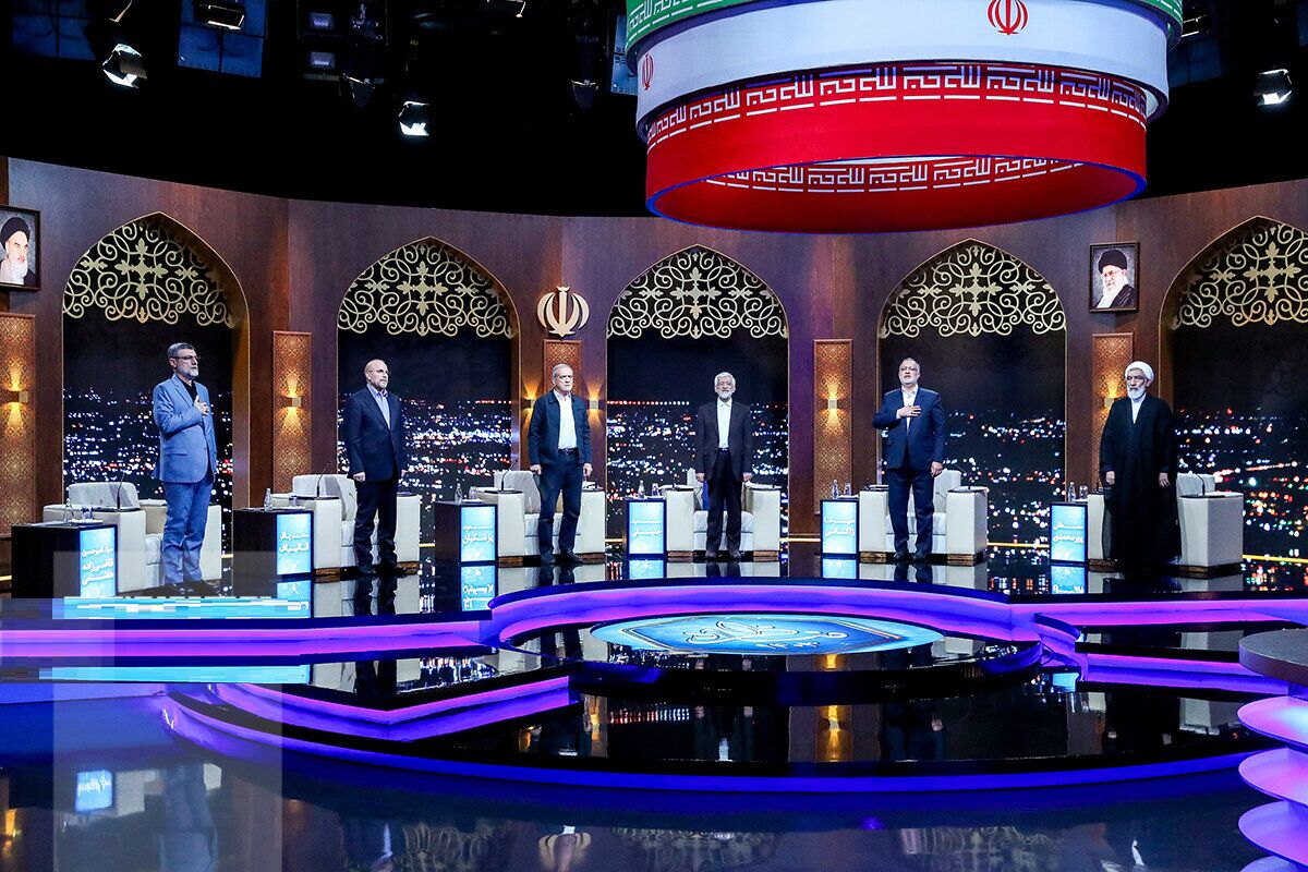 جنجال تقلب در مناظره انتخاباتی/ افشاگری در مورد همراه داشتن تلفن همراه از سوی یکی از کاندیداها جنجال تقلب در مناظره انتخاباتی/ افشاگری در مورد همراه داشتن تلفن همراه از سوی یکی از کاندیداها
