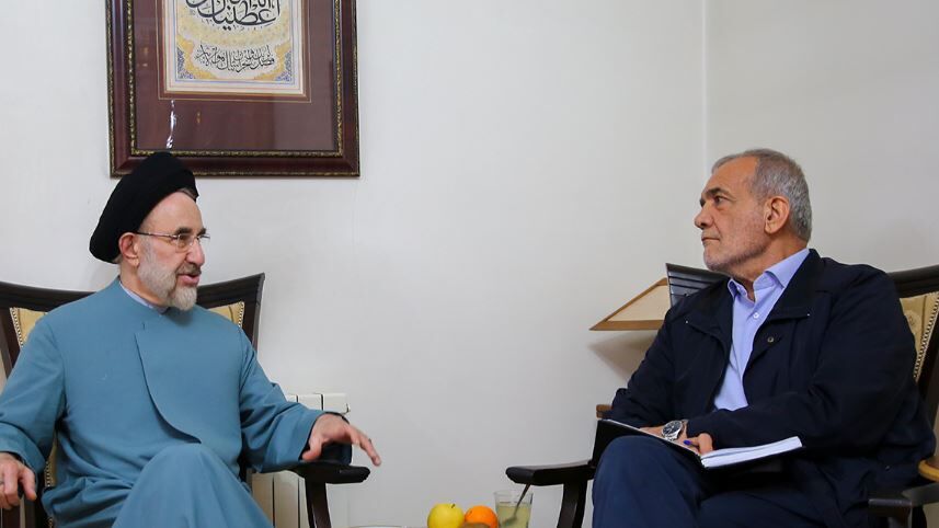 پوشاندن چهره خاتمی در بنر تبلیغاتی پزشکیان! + عکس پوشاندن چهره خاتمی در بنر تبلیغاتی پزشکیان! + عکس