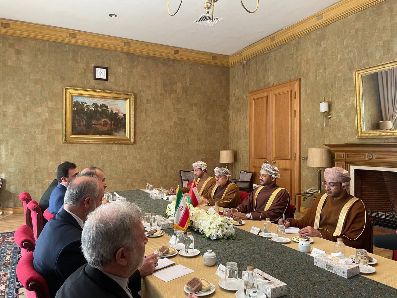 حضور وزیر خارجه عمان در منزل شهید امیرعبداللهیان حضور وزیر خارجه عمان در منزل شهید امیرعبداللهیان
