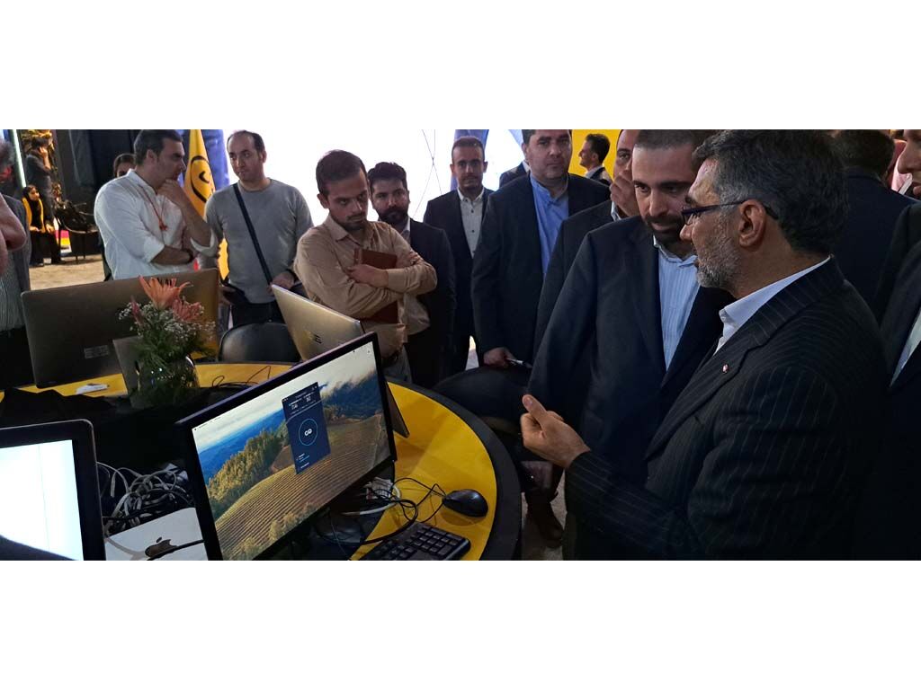 بازدید دبیر شورای عالی و رییس مرکز ملی فضای مجازی از غرفه ایرانسل در الکامپ بازدید دبیر شورای عالی و رییس مرکز ملی فضای مجازی از غرفه ایرانسل در الکامپ