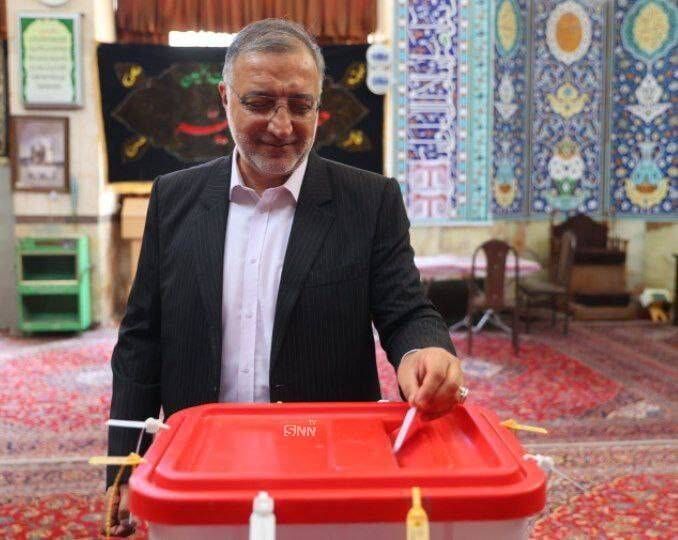 علیرضا زاکانی رای خود را به صندوق انداخت علیرضا زاکانی رای خود را به صندوق انداخت