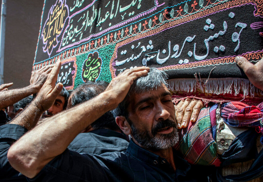 هشت عزادار حسینی دچار برقی گرفتگی شدند هشت عزادار حسینی دچار برقی گرفتگی شدند