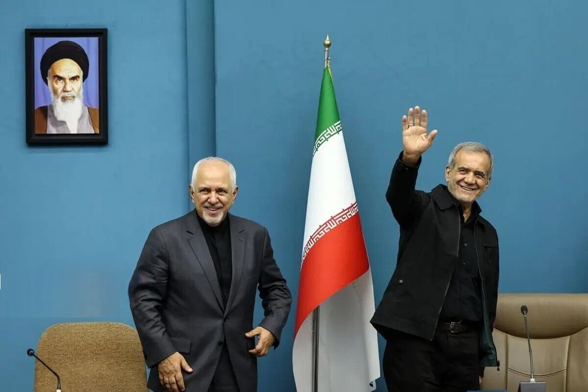 تیتر حاشیهساز روزنامه شهرداری تهران علیه ظریف و پزشکیان/ «زاکانیها مشغول کارند!» تیتر حاشیهساز روزنامه شهرداری تهران علیه ظریف و پزشکیان/ «زاکانیها مشغول کارند!»