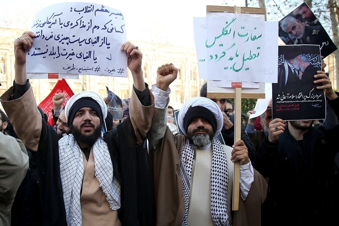 ماجرای پشت پرده فحاشی به ظریف در نماز جمعه تهران! ماجرای پشت پرده فحاشی به ظریف در نماز جمعه تهران!