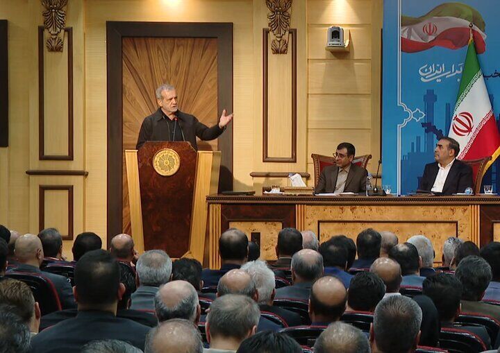 فرمان پزشکیان به طیب نیا / در دیدار با فعالان اقتصادی چه گذشت؟ فرمان پزشکیان به طیب نیا / در دیدار با فعالان اقتصادی چه گذشت؟