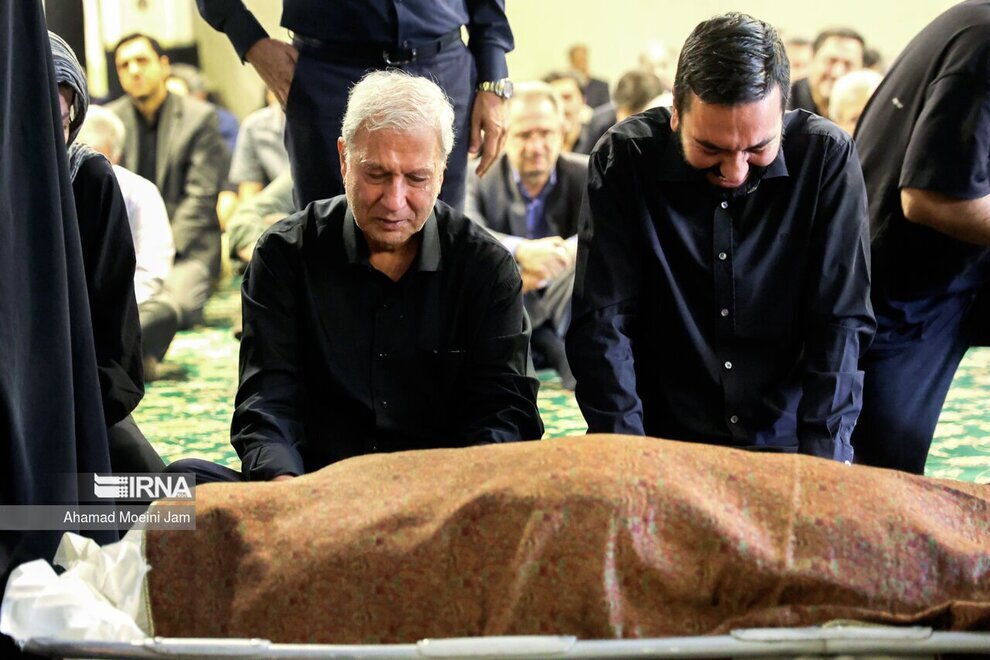 وداع تلخ علی ربیعی با پیکر برادرش+ عکس