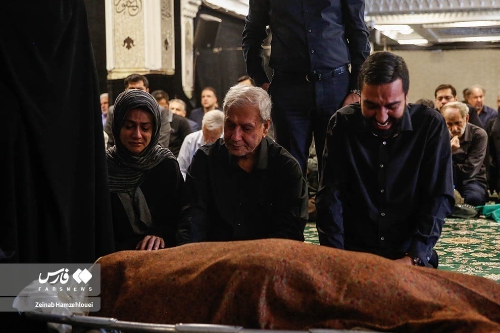 وداع تلخ علی ربیعی با پیکر برادرش+ عکس