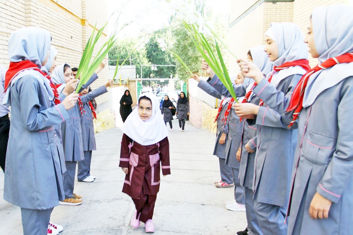 مدرسه رفتن گران شد؛ لباس فرم دو میلیون تومان! مدرسه رفتن گران شد؛ لباس فرم دو میلیون تومان!