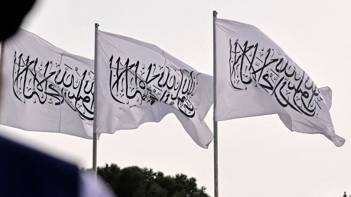 اهتزاز پرچم طالبان در نیویورک جنجالی شد+ عکس اهتزاز پرچم طالبان در نیویورک جنجالی شد+ عکس
