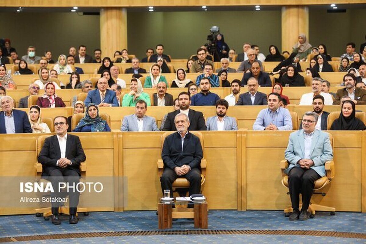 آیین تجلیل از پزشکان و داروسازان /پزشکیان: نخبگان بمانند و مشکلات را حل کنند آیین تجلیل از پزشکان و داروسازان /پزشکیان: نخبگان بمانند و مشکلات را حل کنند