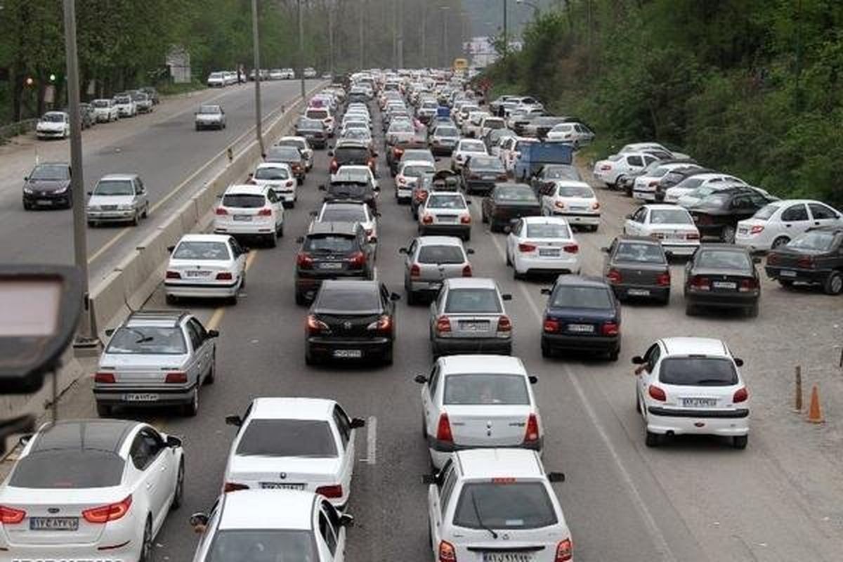 ادامهی ترافیک شدید در جادههای شمالی کشور ادامهی ترافیک شدید در جادههای شمالی کشور