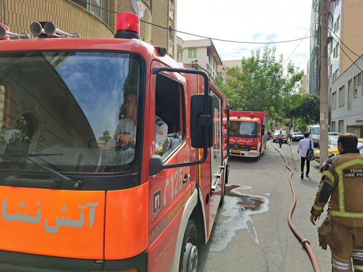 آتشسوزی در ساختمان مسکونی در خیابان ولیعصر آتشسوزی در ساختمان مسکونی در خیابان ولیعصر