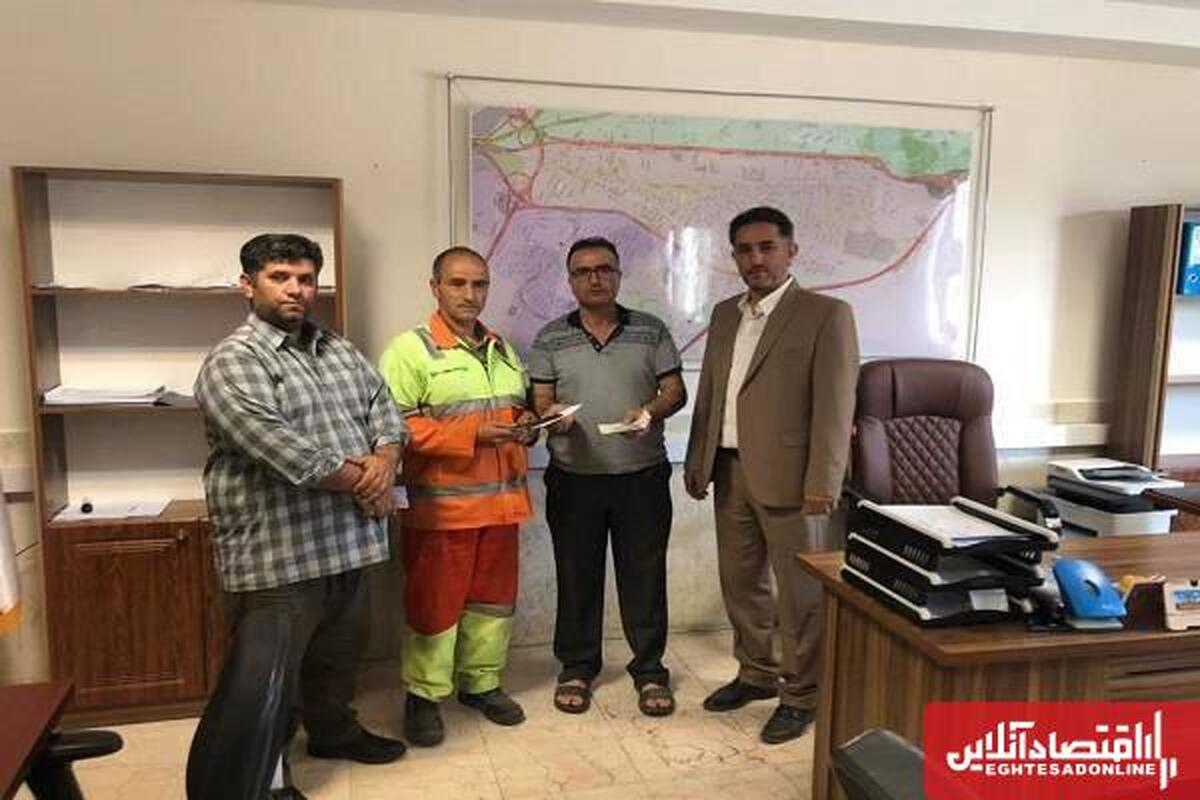 امانتداری پاکبان پاکدست شهرداری تبریز/ کیف پیدا شده به صاحبش بازگشت امانتداری پاکبان پاکدست شهرداری تبریز/ کیف پیدا شده به صاحبش بازگشت