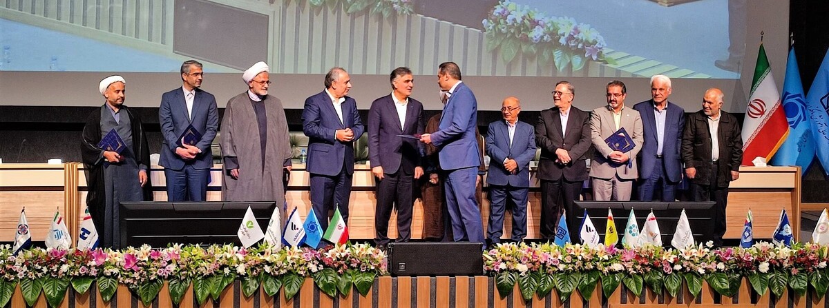 تجلیل از بانک پارسیان بهعنوان بانک پیشرو در استقرار نظارت و تطبیق شرعی تجلیل از بانک پارسیان بهعنوان بانک پیشرو در استقرار نظارت و تطبیق شرعی
