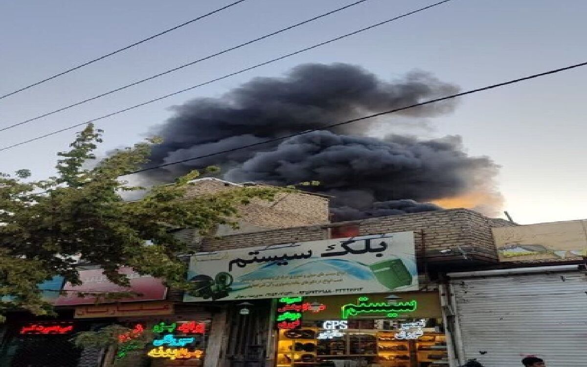 آتش سوزی در انبار لوازم یدکی خیابان چمن مشهد آتش سوزی در انبار لوازم یدکی خیابان چمن مشهد