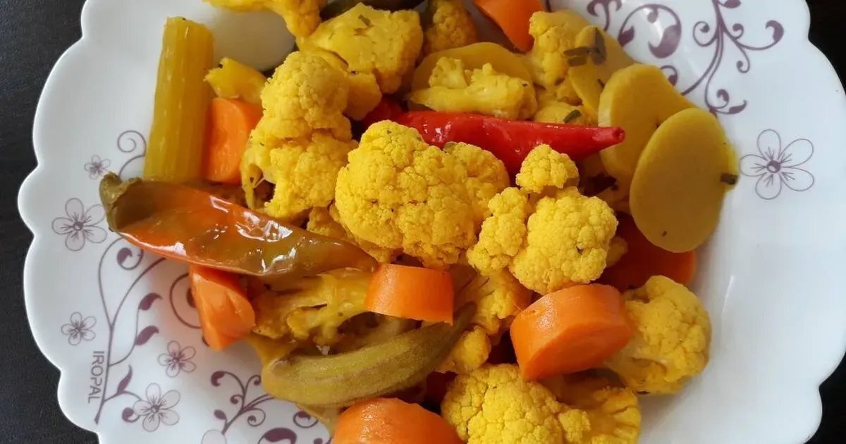 طرز تهیه شور زرد رنگ به روش بازاری طرز تهیه شور زرد رنگ به روش بازاری