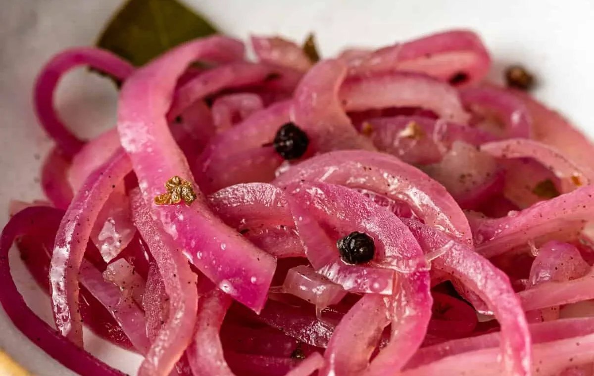 طرز تهیه ترشی پیاز قرمز خلالی طرز تهیه ترشی پیاز قرمز خلالی