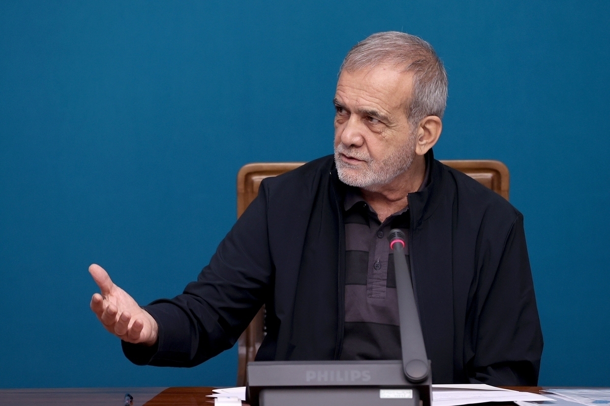 پزشکیان:رویکردهای تنگنظرانه موجب سرخوردگی جامعه می شود/ نمی توان یک حرف غلط را به زور در جامعه اجرا کرد پزشکیان:رویکردهای تنگنظرانه موجب سرخوردگی جامعه می شود/ نمی توان یک حرف غلط را به زور در جامعه اجرا کرد