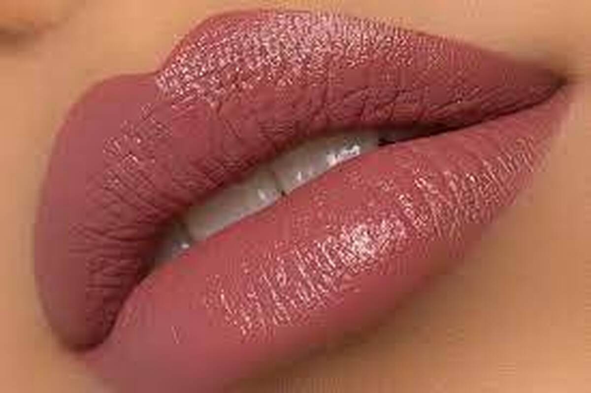 چگونه با استفاده از رژ لب مایع لبهایی جذاب داشته باشیم؟ چگونه با استفاده از رژ لب مایع لبهایی جذاب داشته باشیم؟