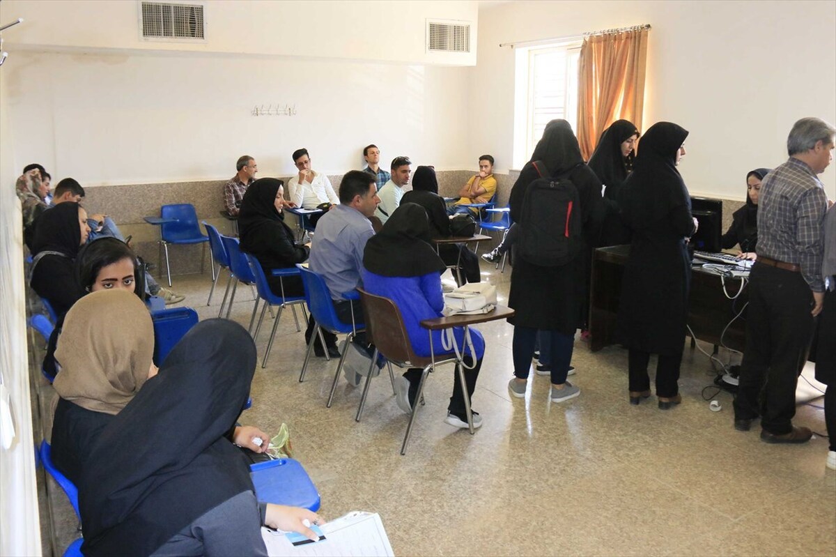معاون دانشگاه آزاد: ۴۸ درصد از داشنجویان قصد مهاجرت دارند معاون دانشگاه آزاد: ۴۸ درصد از داشنجویان قصد مهاجرت دارند