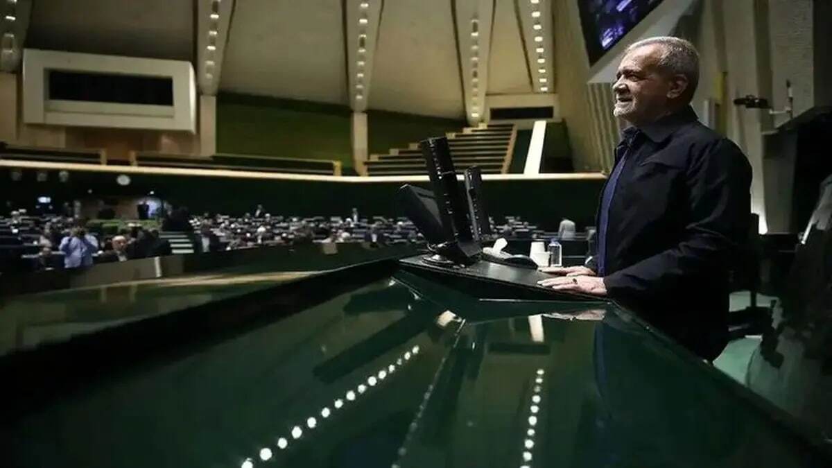 حضور پزشکیان برای تقدیم لایحه بودجه ۱۴۰۴ در مجلس حضور پزشکیان برای تقدیم لایحه بودجه ۱۴۰۴ در مجلس