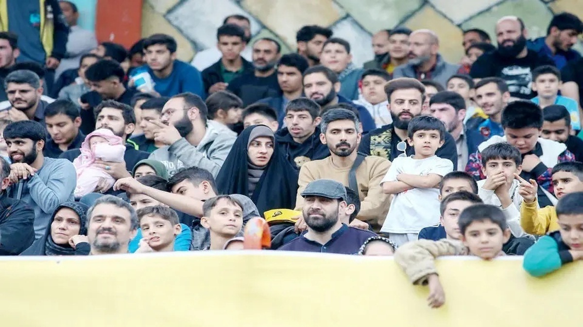 مداحان بازی کردند، زن و مرد کنار هم روی سکوها نشستند مداحان بازی کردند، زن و مرد کنار هم روی سکوها نشستند