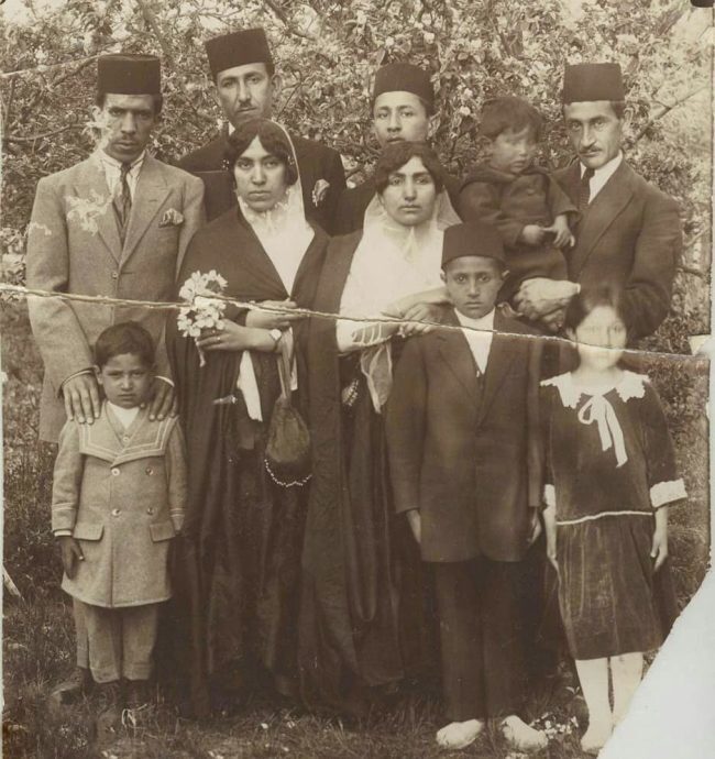 پوشش جالب زنان در کنار مردان در سال ۱۳۰۰