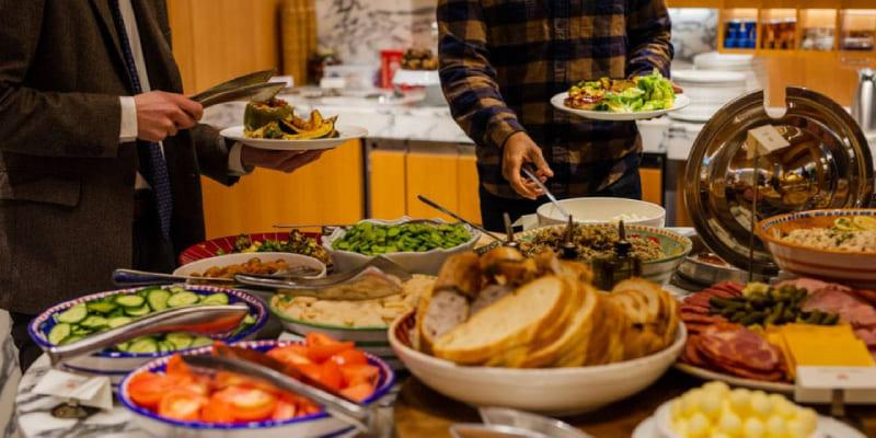 ناهار سازمانی، چه تاثیری در بالا رفتن بهره وری یک سازمان دارد؟