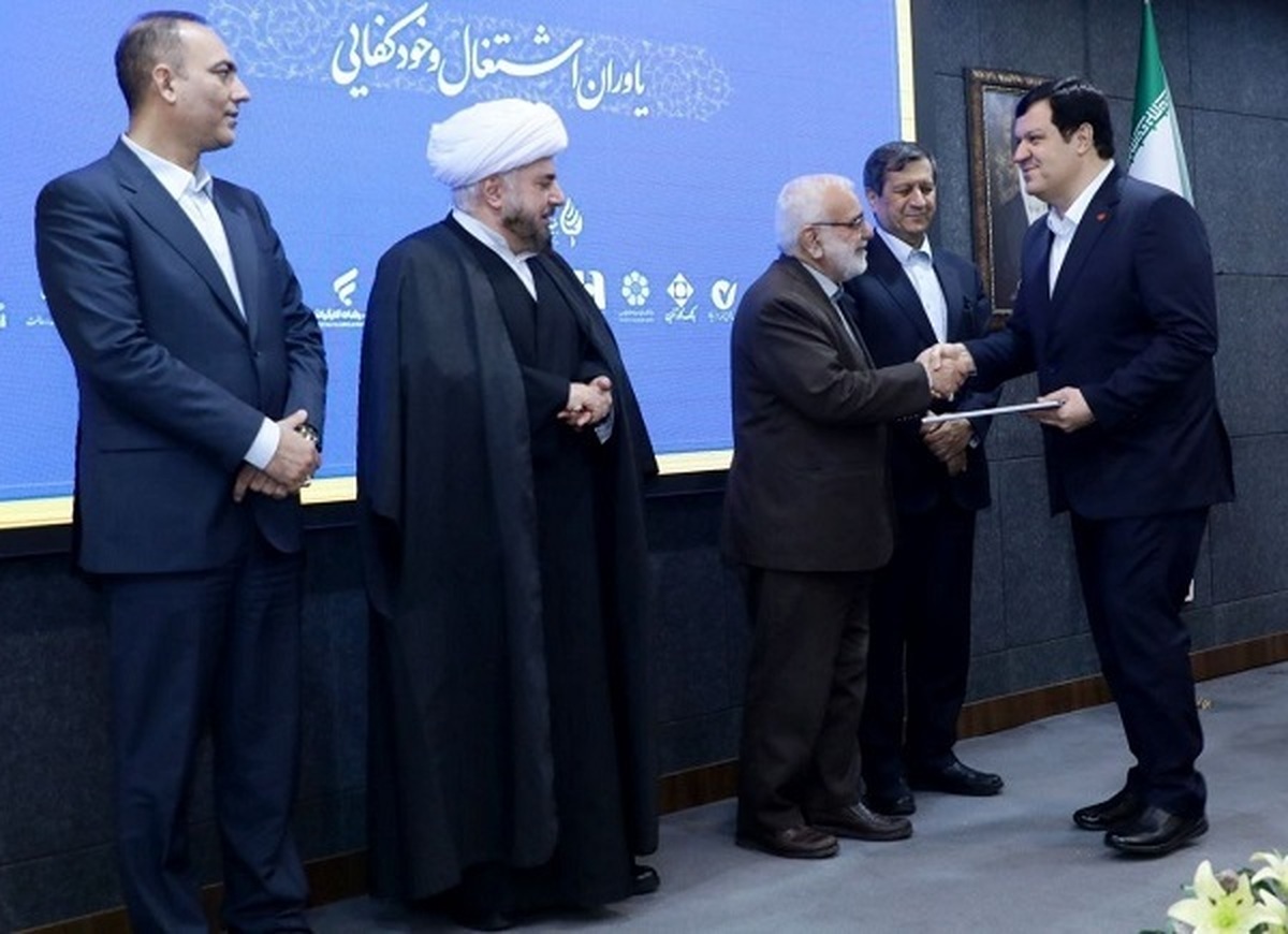تجلیل از عملکرد بانک ملت در حمایت از اشتغال مددجویان کمیته امداد امام خمینی (ره) تجلیل از عملکرد بانک ملت در حمایت از اشتغال مددجویان کمیته امداد امام خمینی (ره)