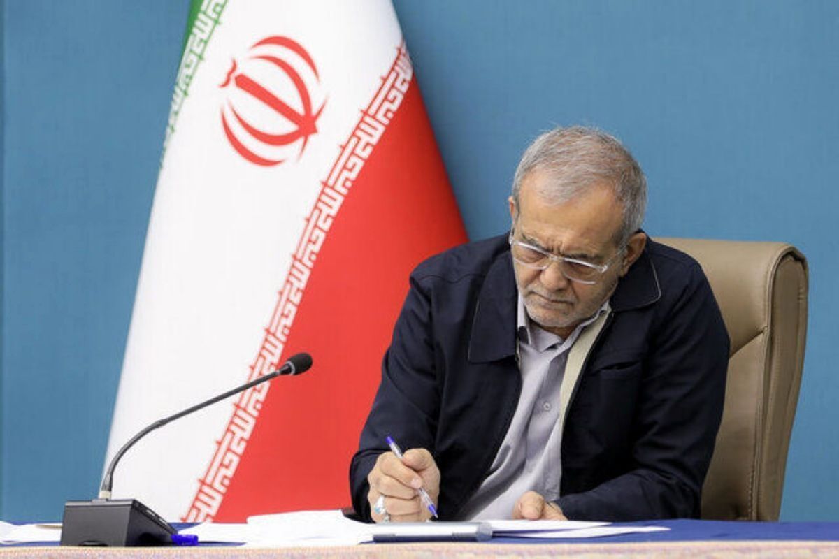 حکم ابراهیم رئیسی برای پزشکیان حاشیهساز شد حکم ابراهیم رئیسی برای پزشکیان حاشیهساز شد