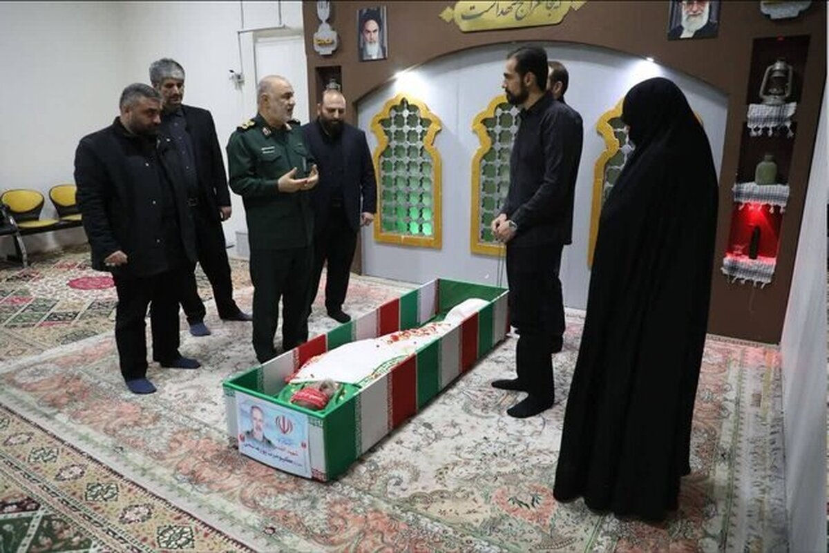 وداع فرمانده کل سپاه با پیکر شهید پورهاشمی وداع فرمانده کل سپاه با پیکر شهید پورهاشمی