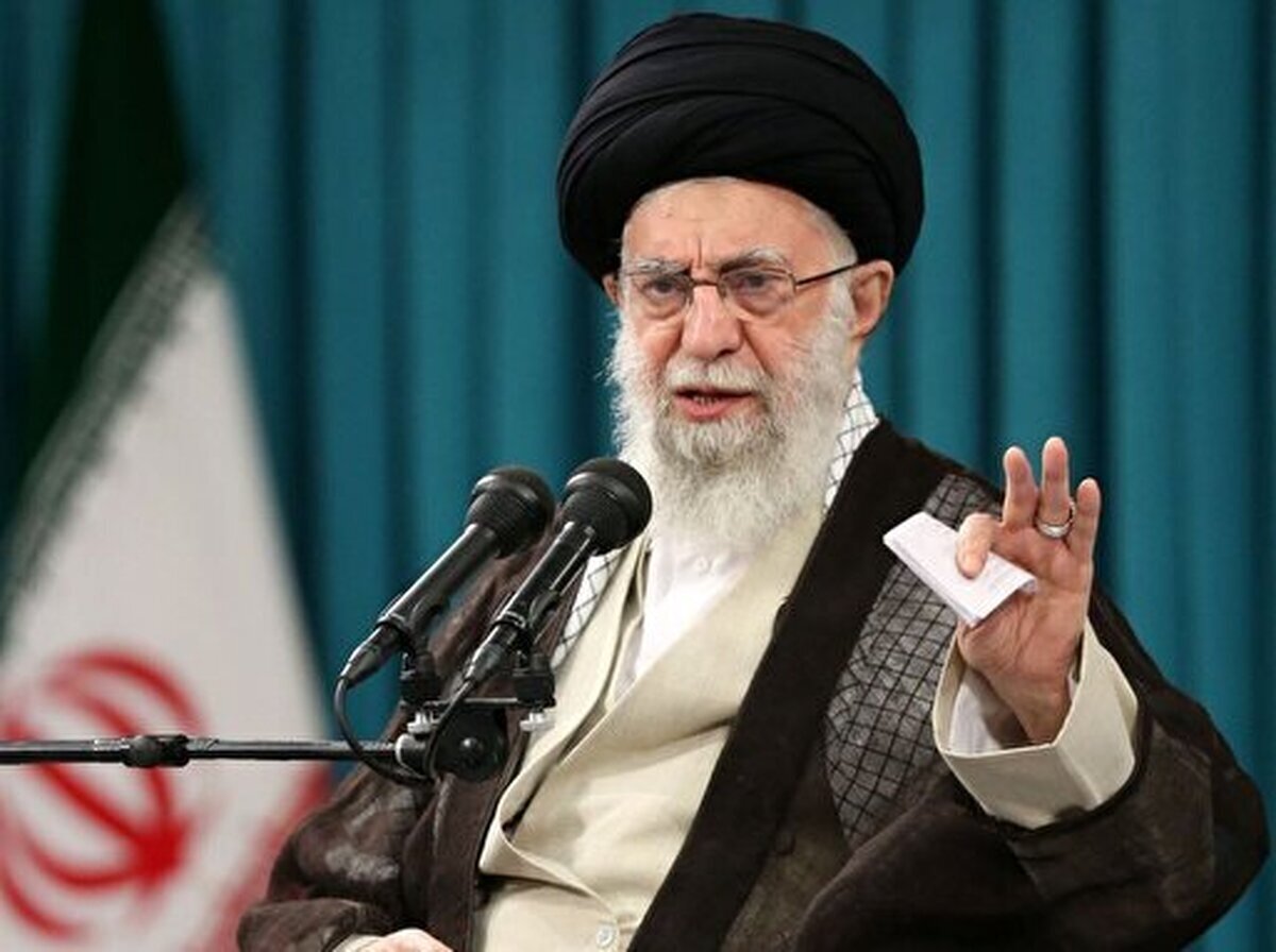 آیه نصب شده در محل سخنرانی امروز رهبر انقلاب چه بود؟+ عکس آیه نصب شده در محل سخنرانی امروز رهبر انقلاب چه بود؟+ عکس