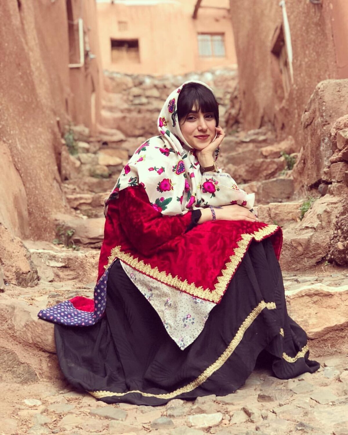 پرستو احمدی، خواننده کاروانسرای جنجالی کیست؟ پرستو احمدی، خواننده کاروانسرای جنجالی کیست؟